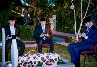 Menteri Ekonomi Kreatif, Teuku Riefky Harsya, menghadiri upacara peringatan Hari Pahlawan di di Taman Makam Pahlawan (TMP) Kalibata, Jakarta, Senin (10/11/2025).