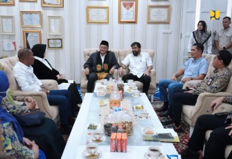 Menteri PU Dody Hanggodo bersama Gubernur Aceh Muzakir Manaf dan Walikota Banda Aceh Illiza Sa'aduddin Djamal membahas calon lokasi Sekolah Rakyat Tahap II untuk Kota Banda Aceh, di Pendopo Walikota Banda Aceh pada Rabu (24/6/2025). 