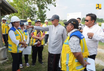 Menteri PU Dody Hanggodo saat meninjau Daerah Irigasi (DI) Pondok di Kabupaten Ngawi, Jawa Timur, Jumat (27/6/2025).