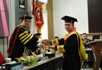 Muchammad Rully Sjahirul Alim resmi meraih gelar Doktor Manajemen dalam yudisium dari program Studi Doktor Manajemen Fakultas Ekonomika dan Bisnis (FEB) UKSW, belum lama ini.