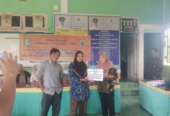 Pemdes Talang Gelompok saat Salurkan BLT DD ke 9 KPM