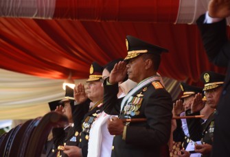 Pangdam XIII Merdeka saat memberikan penghormatan penaikan bendera merah putih oleh Paskibra
