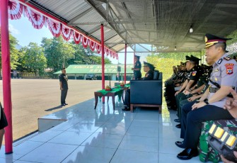Pangdam XIII/Merdeka saat menerima laporan pemimpin upacara pada penutupan Dikmata TNI AD tahun anggaran 2025 di Mako Secata Rindam XIII/Bitung