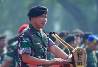 Panglima TNI Jenderal TNI Agus Subiyanto saat  memimpin Apel Khusus dalam rangka kegiatan Halal Bihalal selepas hari Raya Idul Fitri tahun 1446 H/ 2025 M di Lapangan B3 Mabes TNI, Cilangkap, Jakarta Timur, Rabu (9/4/2025).