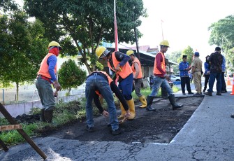 Para pekerja sedang memulai penggarapan proyek perbaikan ruas jalan Ngadiluwih - Tegalgede, Senin (1732025).