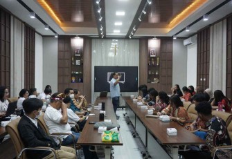 Pemaparan materi oleh Dekan Fakultas Biologi Rully Adi Nugroho, Ph.D., dalam acara Faculty Day OMB 2025 UKSW, Rabu (20-08-2025)