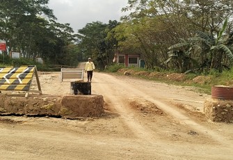Pembatasan akses jalan oleh Pemdes Tegaldowo mengakibatkan PT Semen Gresik pabrik Rembang tidak mendapatkan suplai batu kapur.