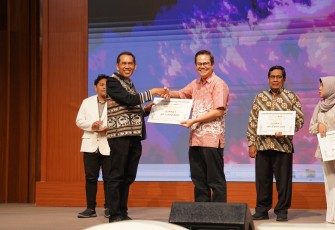 Pemberian hadiah bagi pemenang kategori STEM INOVATALK dalam Gelaran Inovasi Harmoni Nusantara (GIHN) 2025 UKSW di Balairung Universitas