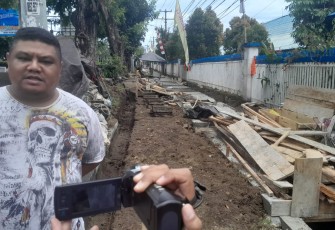 Pemerhati Korupsi Kota Bitung, Richaed Mamuntu saat memberikan keterangan di lokasi pekerjaan yang disorotinya.