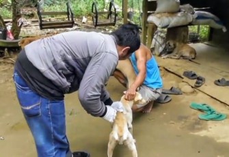 Petugas saat Lakukan Vaksinasi