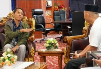 Sekda Provinsi Kepulauan Riau, Adi Prihantara, saat menerima audiensi perwakilan PT Antam Tbk yang diwakili oleh Bapak Widodo di Ruang Kerja Sekda, Gedung A, Lantai III, Kantor Gubernur Kepulauan Riau, Dompak, Tanjungpinang, Kamis (20/3).
