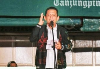 Gubernur Ansar Ahmad 