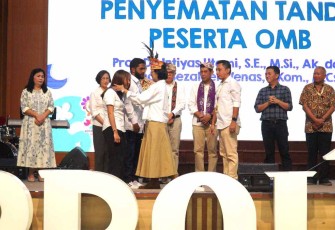 Pengalungan cocard kepada dua mahasiswa perwakilan internasional dan nasional oleh Rektor Intiyas dalam Pembukaan OMB 2025.jpg