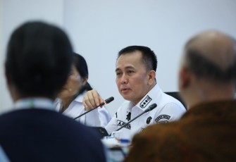 Penjabat (Pj) Gubernur Papua Agus Fatoni dalam Rapat Koordinasi Kemenkes RI dengan Pemerintah Provinsi Papua terkait RSUP Jayapura di Gedung Negara, Jayapura, Papua, Rabu (03/09/2025).