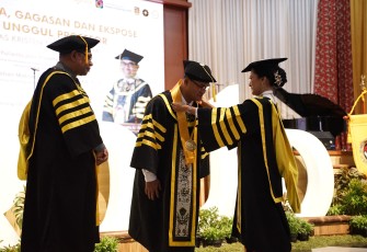 Penyematan samir kehormatan oleh Rektor UKSW, Profesor Intiyas Utami kepada Profesor Dr. Yulianto Joko Prasetyo, S.Si_., M.Kom_.