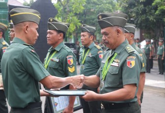 Penyerahan Medali Tim Bulutangkis Kodim Tulungagung
