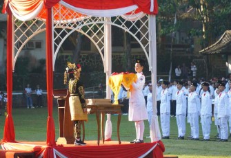 Penyerahan bendera dalam Upacara Hari Ulang Tahun (HUT) ke-80 Kemerdekaan Republik Indonesia di UKSW, Minggu (17-8-2025).