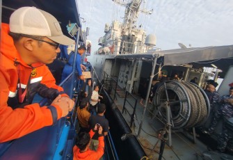 BC 30001 Lakukan Ship-to-Ship dengan KRI Sutedi Senoputro