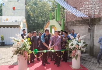 Dandim 0801/Pacitan yang di wakili Danramil 0801/07 Tulakan Letda Inf Triyoko Hadiri kegiatan Peresmian Proyek Bantuan Hibah Prassroots Untuk Pembangunan Ruang Kelas Baru MI