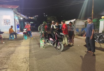 Personil Koramil 1310-02/Lembeh Kodim 1310/Bitung saat melaksanakan patroli malam bersama ormas