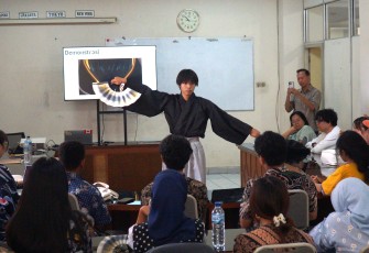 Peserta PIBBI KEIO tengah mempresentasikan budaya Jepang dalam sesi culture sharing kepada mahasiswa Prodi Destinasi Pariwisata Fakultas Interdisiplin UKSW belum lama ini..