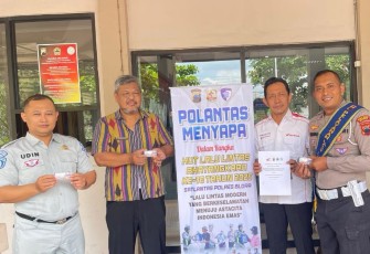 Petugas Samsat Pembantu Cepu dan koordinator dealer Abadi Motor menunjukkan surat Mou dan vocher servis diskon 50%.