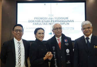 Pius Rengka resmi dikukuhkan sebagai Doktor Studi Pembangunan di UKSW pada Jumat, 14 November 2025, bertempat di Ruang Diplomasi. 