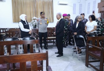  Kapolda Jawa Timur Irjen Pol Drs. Nanang Avianto, M.Si. bersama Forkopimda Jawa Timur saat meninjau langsung sejumlah gereja di Surabaya jelang perayaan Natal,Selasa (24/12/2025).