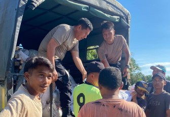 Penyaluran Bantuan Pangan Bagi korban Banjir