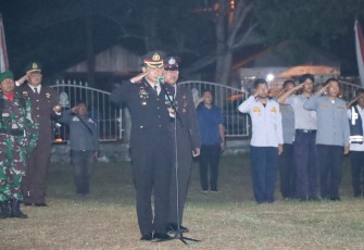 Kapolres Aceh Singkil, AKBP Joko Triyono, S.I.K., M.H., saat memimpin upacara kehormatan dan renungan suci HUT ke-80 RI, di taman makam pahlawan daerah setempat, Sabtu malam (16/8/2025).