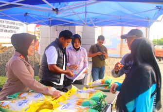 Polres Karanganyar bersama Bulog distribusikan 1 ton beras kepada masyarakat dalam Kegiatan Gerakan Pangan Murah di kawasan Kauman, Kelurahan Cangakan, Karanganyar, Jumat (8/8/2025).