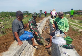 Anggota TNI Kodim Ponorogo ikut Kerja Bakti Bersih Bersih Parit