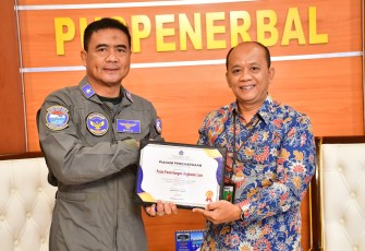 Wakil Komandan Puspenerbal, Laksma TNl Bayu Alisyahbana saat menerima Sertifikat Penghargaan dari Kepala KPKNL Sidoarjo, Untung Sudarwanto yang datang berkunjung di Ruang VlP Gedung R. Kasenda, Mako Puspenerbal Juanda, Kamis (17/4/2025).