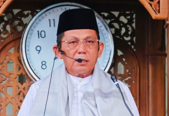 Gubernur Ansar saat Jadi Khatib dan Menyentuh Jamaah Melalui Khutbahnya.