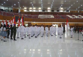 Rektor UKSW Intiyas Utami kukuhkan 65 anggota Paskibraka menjelang Upacara Upacara HUT ke-80 Kemerdekaan Republik Indonesia (RI) di BU, Sabtu (16-08-2025) (2).jpg