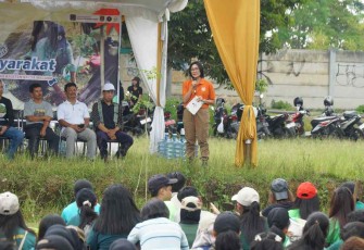 Rektor UKSW Profesor Intiyas Utami menyampaikan sambutan kepada mahasiswa OMB 2025 pada kegiatan Pengabdian Masyarakat berupa aksi penanaman pohon.jpg