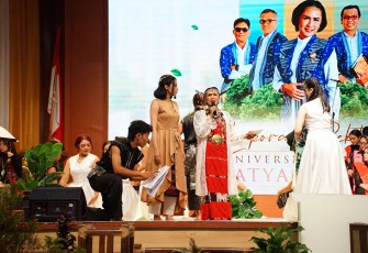 Rektor UKSW Profesor Intiyas Utami, menyampaikan sambutan dalam bentuk teatrikal yang dikemas artistik dalam Peringatan Dies Natalis ke-69 UKSW dalam Rapat Terbuka Senat Universitas.