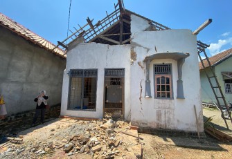 Salah satu rumah rusak terdampak angin Puting Beliung di Desa Sridadi, Kecamatan Buay Madang.
