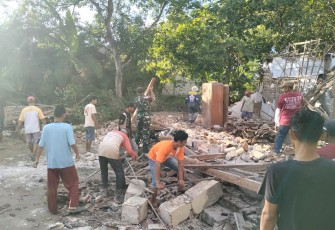 Babinsa Kodim Ponorogo Sigap Berikan Bantuan ke warga yang rumahnya roboh