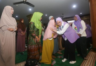 Ketua Dewan Pembina DPP Perempuan Bangsa, Rustini Muhaimin saat Salurkan Bantuan Sosial untuk Korban Banjir di Bali