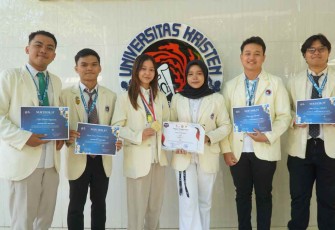 Salah satu prestasi mahasiswa yang menghanterkan Univeristas Kristen Satya Wacana (UKSW) meraih peringkat tiga versi Pusat Prestasi Nasional (Puspresnas)