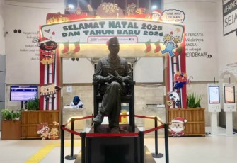 KAI Daop 7 Madiun Hadirkan Ornamen Tematik Natal dan Tahun Baru di Stasiun