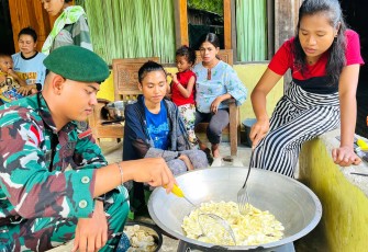 Satgas Pamtas Bimbing Warga Lookeu Buat Keripik Pisang