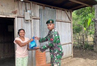 Satgas Pamtas RI-RDTL saat bagikan sembako untuk Masyarakat Sekitar Umanen.