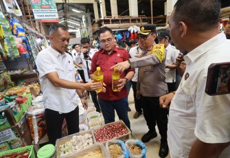 Satgas Pangan Polda Kalteng Bersama Disdagperin saat Cek Pasar Tradisional