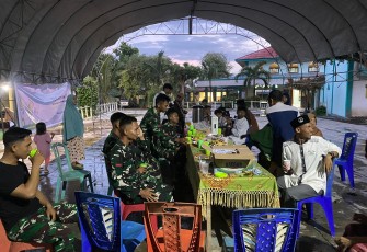 Satgas TMMD Ke-123 Kodim 1310Bitung saat menggelar buka puasa bersama pengurus dan santri serta anak-anak panti asuhan Al-mutahdien Hidayatullah