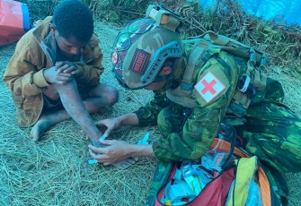 Satgas TNI Pos Eromaga Layani Kesehatan Pengungsi di Eronggobak