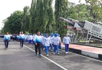 Satlinlamil 2 Surabaya saat Gelar Jalan Sehat di Markas Komando Satlinlamil 2, Rabu (12/11).