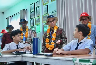 Wamendikdasmen, Atip Latipulhayat, saat melakukan kunjungan kerja ke Sekolah Cendekia Harapan, Bali, Selasa (28/10).