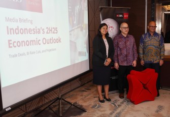Senior Economist DBS Bank Radhika Rao, Equities Specialist DBS Group Research Maynard Arif, dan Executive Director Head of Sales Global Financial Markets PT Bank DBS Indonesia Much Suryanatakusumah memaparkan pandangan terkait resiliensi ekonomi Indonesia di tengah disrupsi global pada kuartal III 2025 (20/08/2025).